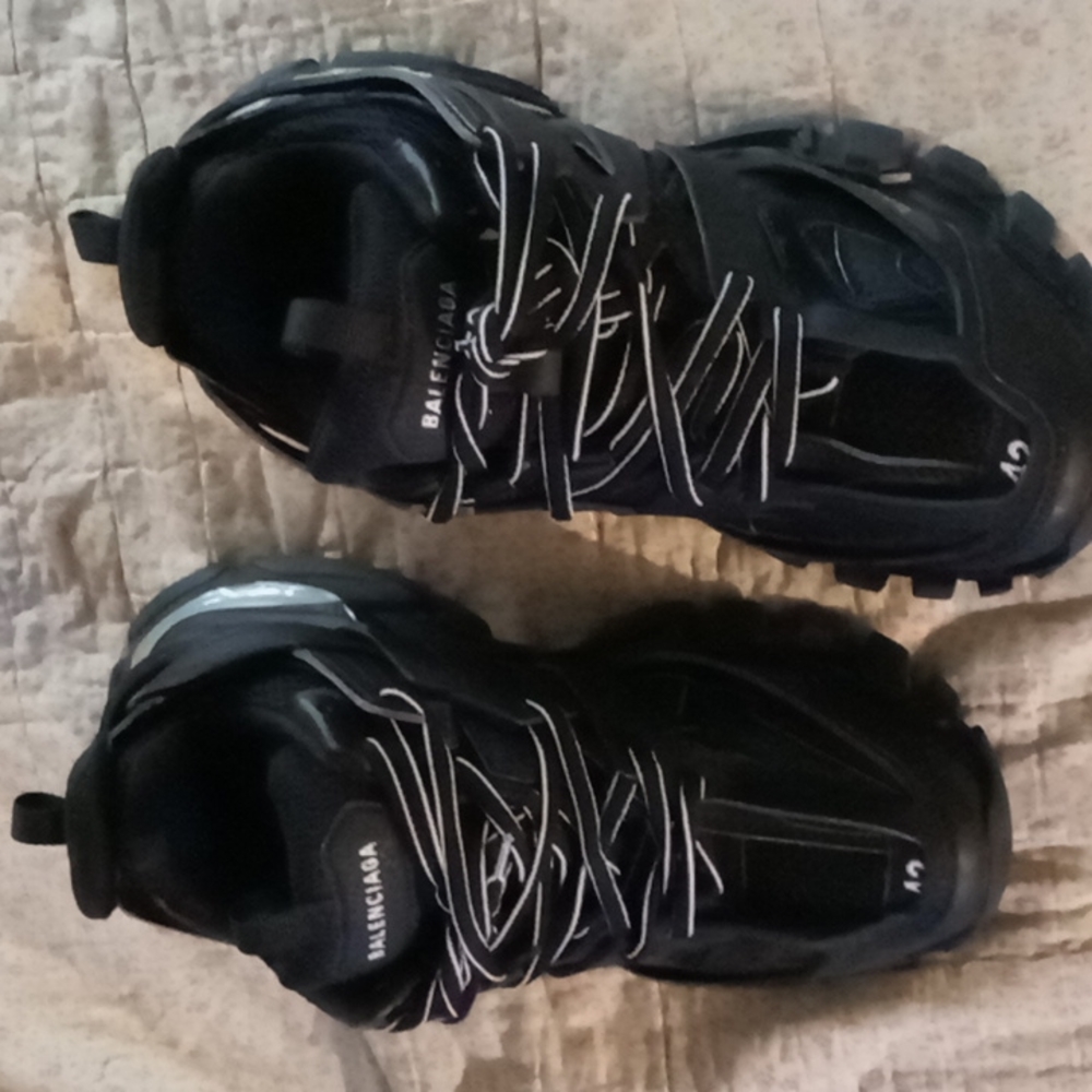 Balensiagas size 9, #42's black